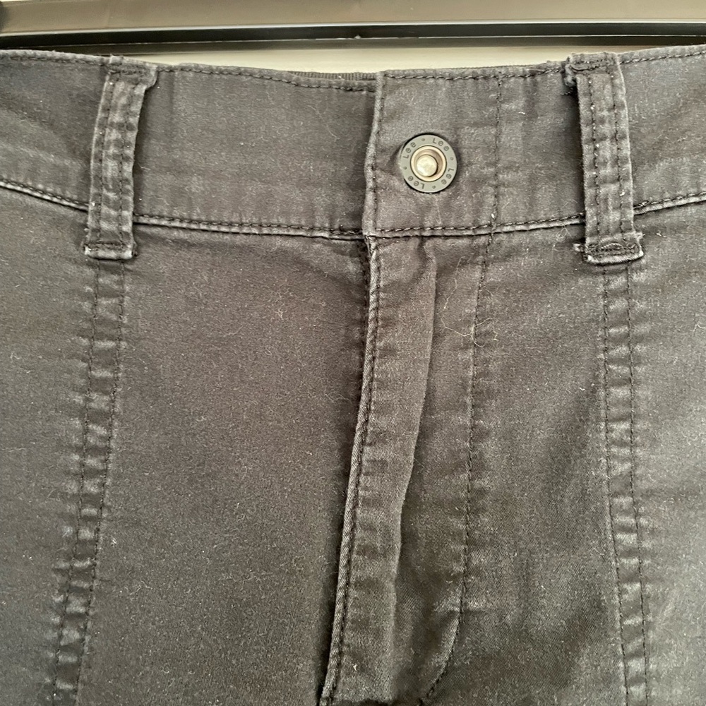Lee Women's Black Capris. 26 inches long. Elastic waist